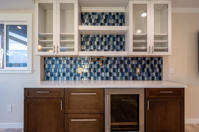 Two-tone-cabinetry-with-a-tile-backsplash